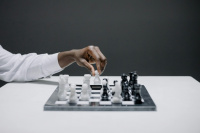 Die Gründe, warum E-Sport-Organisationen 2025 Schachprofis unter Vertrag nehmen