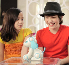 Das Spielzeugtier Wappy Dog wird durch ein Videospiel gesteuert